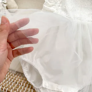 Mameluco blanco sin mangas para bebé con tul bordado floral y capas de malla