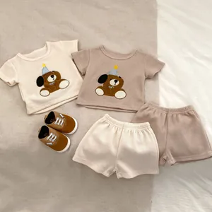 Completo estivo per neonato in maglia a nido d'ape con ricamo orsetto e scarpine
