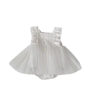 Vestido pelele blanco de malla para bebé con bordado floral y volantes en los hombros
