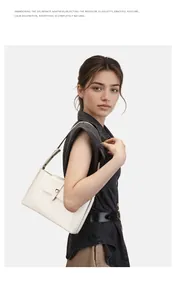 Detailansicht der cremefarbenen Leder-Achseltasche mit rundem silbernem Metallschloss