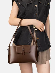 Minimalistische dunkelbraune Damen-Unterarmtasche aus Leder mit polierter Metallschnalle