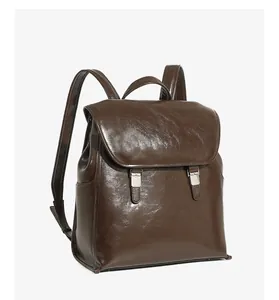 Dettaglio dello zaino vintage in pelle cerata marrone scuro con fibbie in metallo