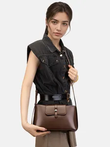Braune Leder-Unterarmtasche im minimalistischen quadratischen Design mit glattem Finish
