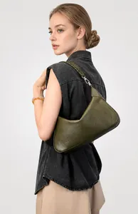 Dettaglio borsa hobo in pelle verde oliva con tracolla intrecciata e ganci in metallo