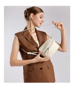 Détail du sac bandoulière en cuir grainé blanc cassé avec bandoulière réglable et zips