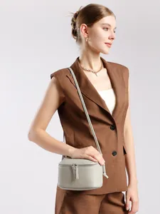 Sac bandoulière chic en cuir gris clair avec double fermeture éclair argentée