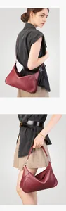 Dettaglio borsa tote in pelle bordeaux con manico intrecciato rimovibile e cuciture rifinite