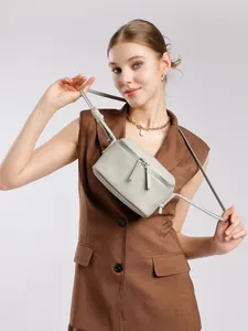 Sac bandoulière minimaliste en cuir véritable gris clair avec grain de litchi fin