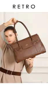 Dettaglio della borsa tote in pelle marrone scuro con logo retrò e cuciture eleganti