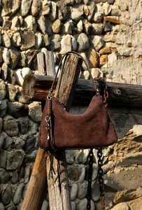 Detail der Vintage dunkelbraunen Wildleder-Tragetasche mit geflochtenen Seiten