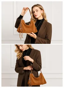 Braune Vintage-Tasche aus mattem Leder mit seitlichen Fransen an einem Model