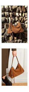 Nahaufnahme der Vintage-Hobo-Bag aus braunem Wildleder mit geflochtenen Trägern