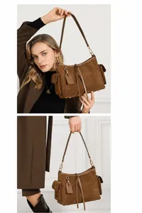 Dettaglio della borsa tote in pelle scamosciata marrone con tasche e zip dorate
