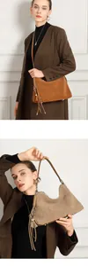 Nahaufnahme der matten Rindsledertaschen mit modischen Fransen und Metallketten