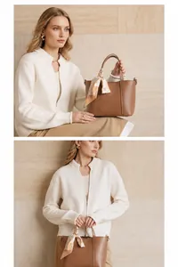Bolso tote de cuero marrón con grano de lichi mostrado con elegante pañuelo de seda