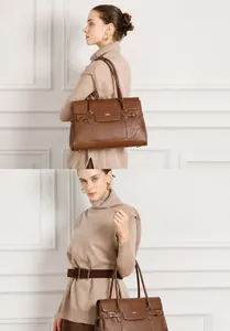 Borsa tote in pelle marrone con hardware dorato e dettagli di fibbie decorative