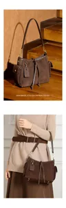 Dettagli borsa tote in pelle scamosciata marrone con tasche esterne, fibbie e nappe in pelle