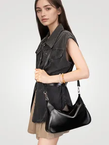 Borsa a mezzaluna classica in pelle nera con dettagli argento indossata dal modello