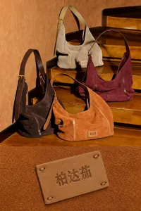 Détail de la texture en cuir suédé mat de haute qualité sur des cabas en quatre couleurs