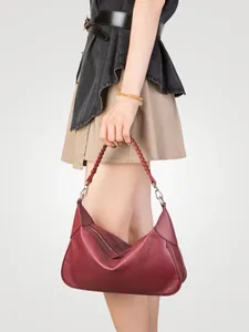 Borsa tote in vera pelle rosso scuro con manico intrecciato sulla spalla