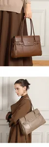 Dettaglio della borsa tote in pelle vintage con doppi manici e chiusura a patta marrone scuro