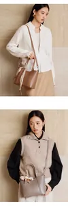 Detalle de bolsos tipo cubo en cuero granulado con pañuelo de seda decorativo