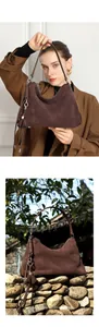 Nahaufnahme der braunen Wildleder-Hobo-Tasche mit lederumwickeltem Ring und Fransen