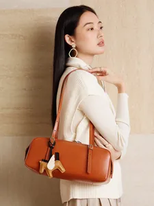 Bolso bowling retro de cuero curtido vegetal naranja con un accesorio de amuleto de caballo