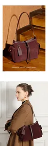 Dettaglio della borsa tote in pelle scamosciata bordeaux con tasche laterali a patta
