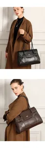 Dettaglio di borse tote in pelle premium nere e marroni con fibbie in metallo