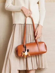 Bolso bowling retro de cuero curtido vegetal marrón con correa larga y colgante