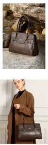 Dettaglio della borsa tote in pelle marrone scuro con trama fine e fibbia dorata
