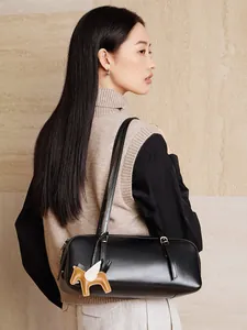 Bolso Boston minimalista de cuero negro con colgante de caballo vintage para mujer