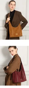 Gros plan de sacs cabas en cuir mat marron et bordeaux avec une texture en daim