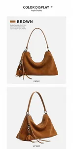 Detailansicht der braunen Wildledertasche mit Fransenquaste und Schulterriemen