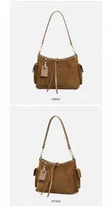 Vista frontale e laterale di una borsa tote in pelle opaca marrone con tasche laterali