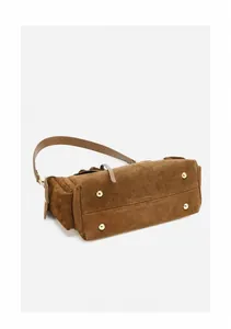 Dettaglio del fondo della borsa tote in pelle scamosciata marrone con quattro piedini