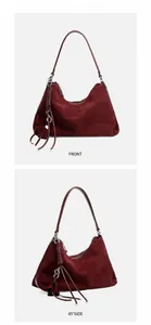 Detailansichten einer weinroten Hobo-Tasche mit Fransen und polierten Silberringen