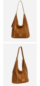 Vues doubles d'un sac hobo en daim marron avec grande capacité et détails en cuir lisse soignés