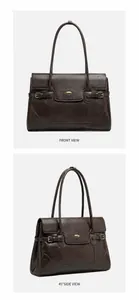 Dettaglio borsa tote in pelle marrone cioccolato con logo dorato e fibbia laterale