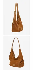 Détail du grand sac hobo en daim marron vu de côté et sous un angle de 45 degrés