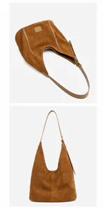 Vues détaillées du sac hobo en daim marron avec boucle dorée et finitions en cuir lisse