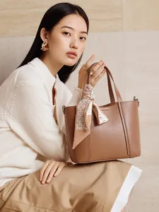 Bolso tote grande de cuero marrón con detalle de pañuelo de seda y piel granulada