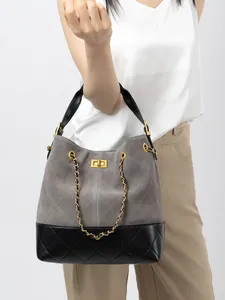 Elegante borsa a secchiello in camoscio grigio e pelle trapuntata nera con catena d'oro