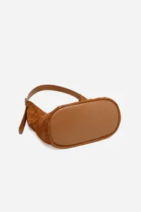 Vue détaillée du fond du cabas en daim marron avec base en cuir renforcé et coutures fines
