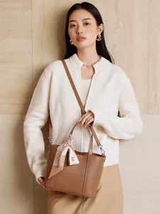 Bolso tote grande de cuero marrón con pañuelo decorativo y correa de hombro para mujer