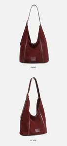 Détails du sac cabas en cuir givré bordeaux avec bandoulière réglable et finitions chic