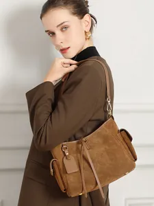 Borsa tote in pelle opaca marrone con tasche laterali e texture scamosciata