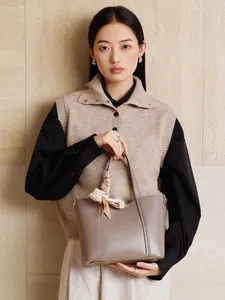 Bolso tote grande de cuero color topo con pañuelo de seda para un estilo moderno