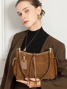 Borsa tote in pelle scamosciata marrone stile hobo vintage con finiture in pelle e nappine